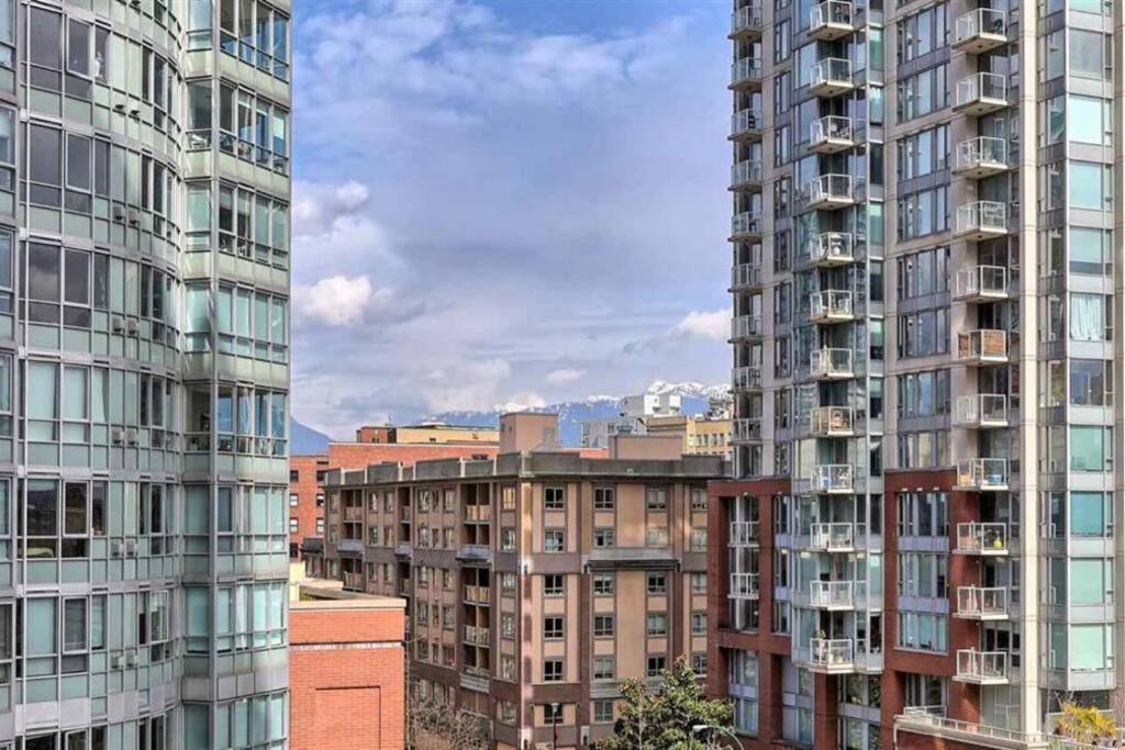 Lovely One-Bedroom Apartment With Pool, Hot Tub, And Gym In The Heart Of Downtown, Skytrain 3Min Away Vancouver Extérieur photo