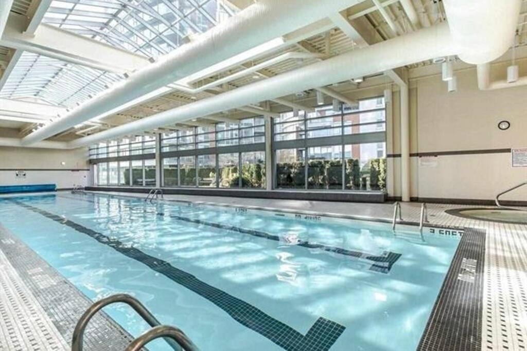 Lovely One-Bedroom Apartment With Pool, Hot Tub, And Gym In The Heart Of Downtown, Skytrain 3Min Away Vancouver Extérieur photo