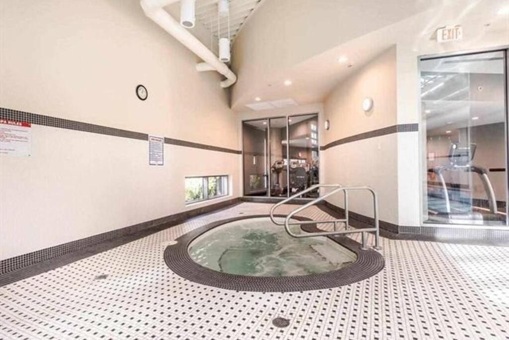 Lovely One-Bedroom Apartment With Pool, Hot Tub, And Gym In The Heart Of Downtown, Skytrain 3Min Away Vancouver Extérieur photo