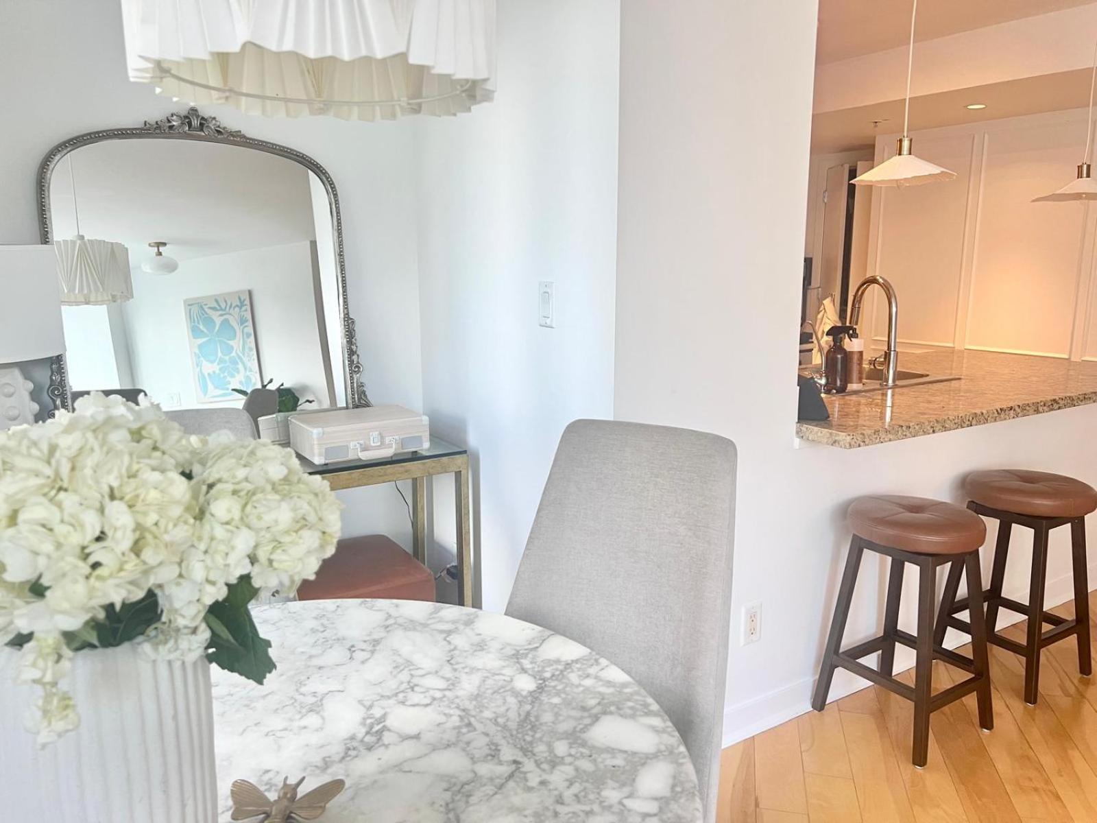 Lovely One-Bedroom Apartment With Pool, Hot Tub, And Gym In The Heart Of Downtown, Skytrain 3Min Away Vancouver Extérieur photo