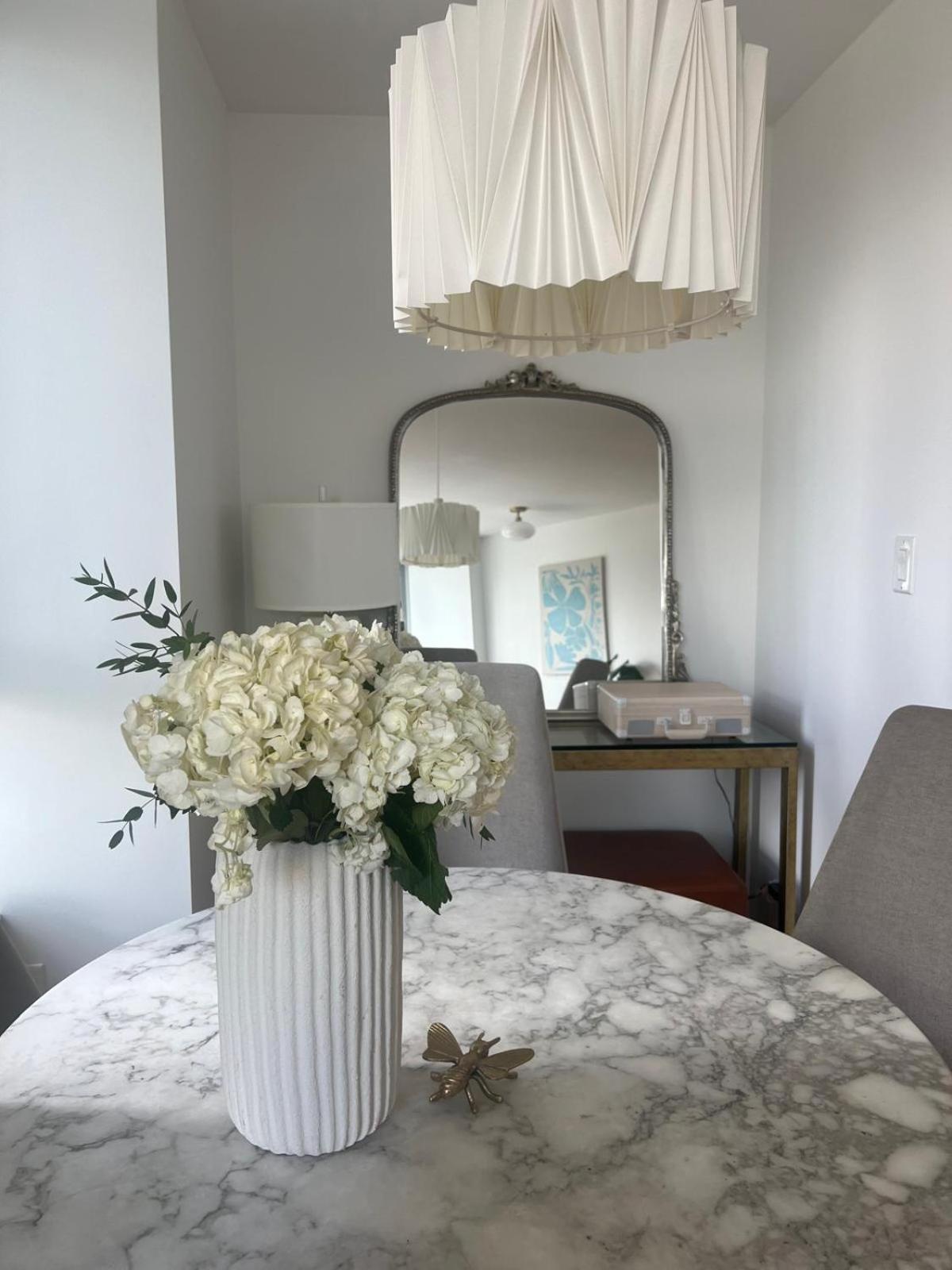 Lovely One-Bedroom Apartment With Pool, Hot Tub, And Gym In The Heart Of Downtown, Skytrain 3Min Away Vancouver Extérieur photo