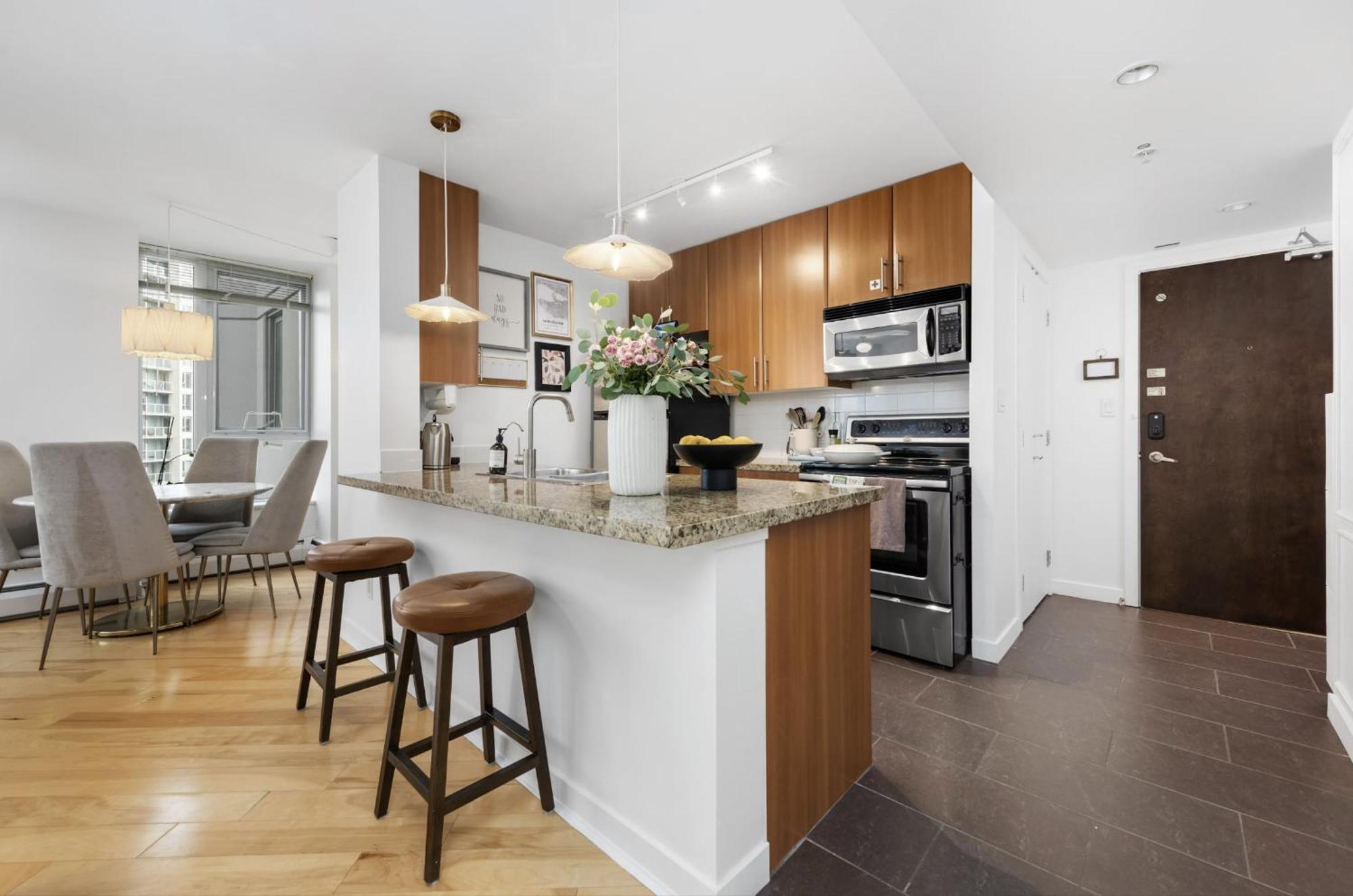 Lovely One-Bedroom Apartment With Pool, Hot Tub, And Gym In The Heart Of Downtown, Skytrain 3Min Away Vancouver Extérieur photo