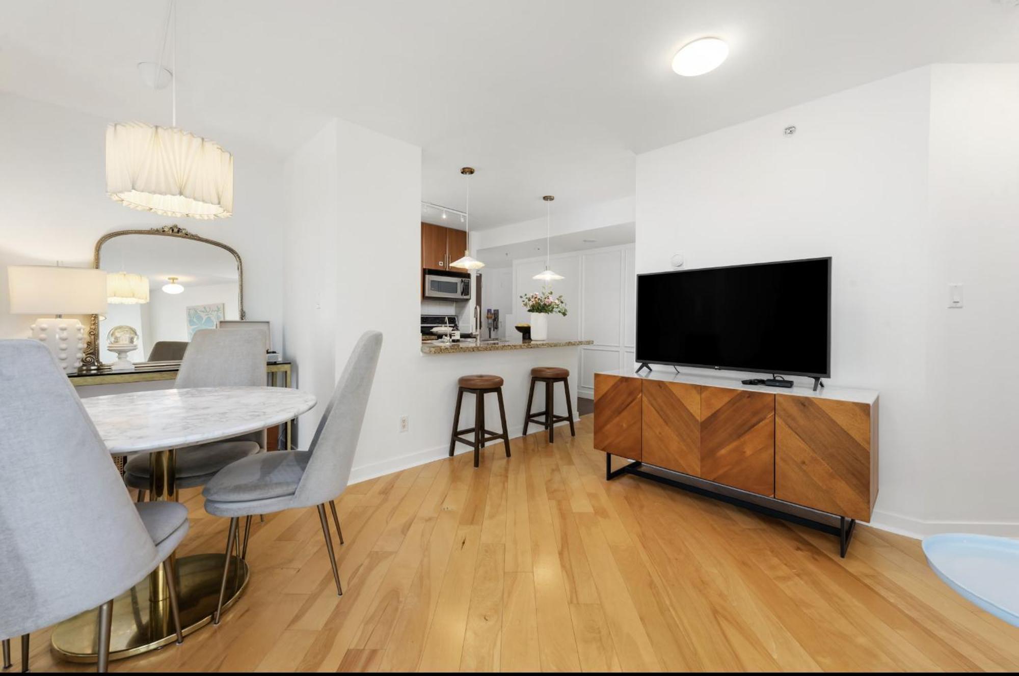 Lovely One-Bedroom Apartment With Pool, Hot Tub, And Gym In The Heart Of Downtown, Skytrain 3Min Away Vancouver Extérieur photo