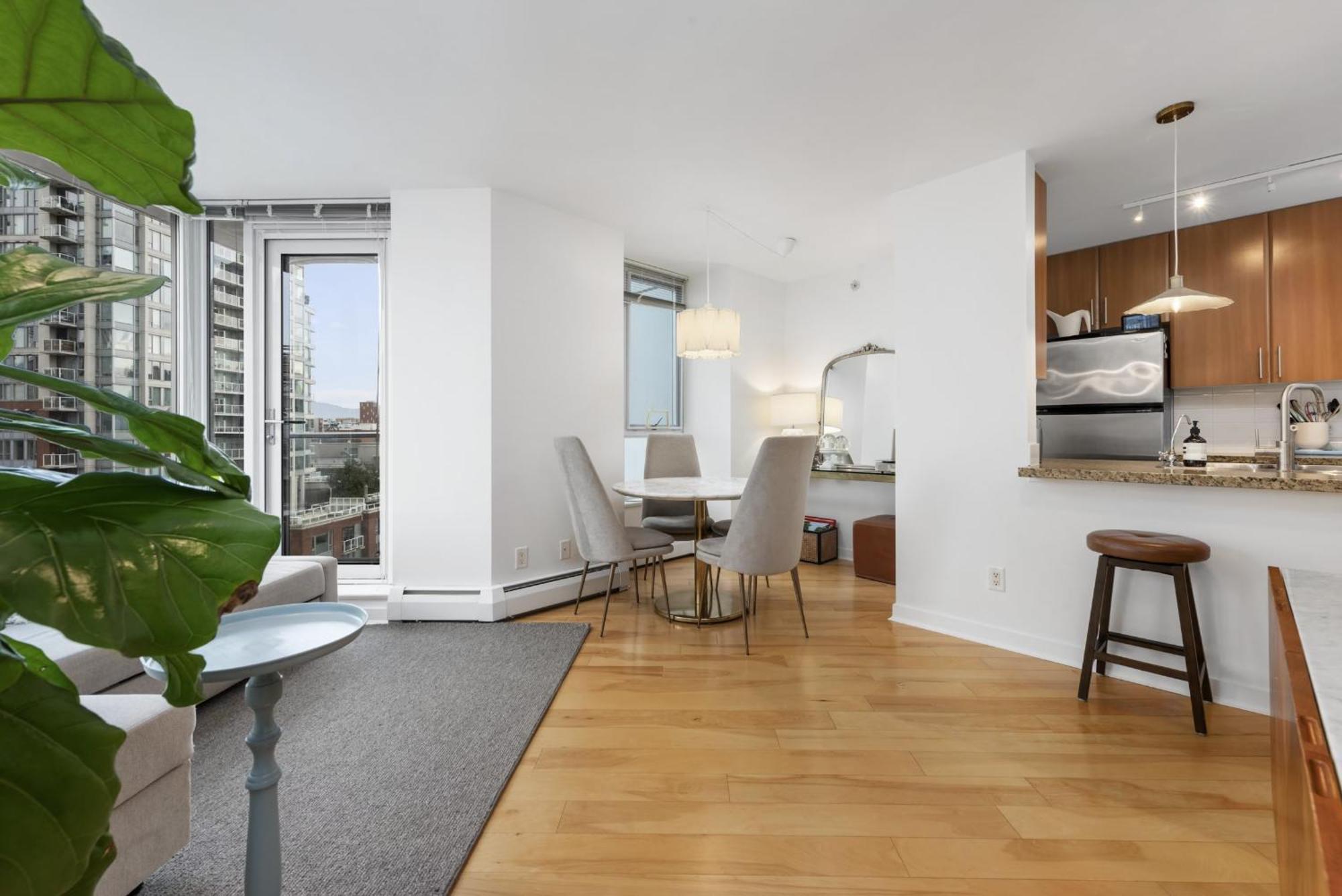 Lovely One-Bedroom Apartment With Pool, Hot Tub, And Gym In The Heart Of Downtown, Skytrain 3Min Away Vancouver Extérieur photo